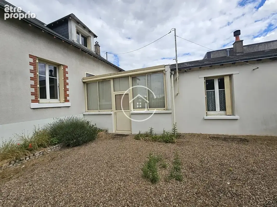 Maison de ville avec garage, jardin et beau potentiel - photo 1
