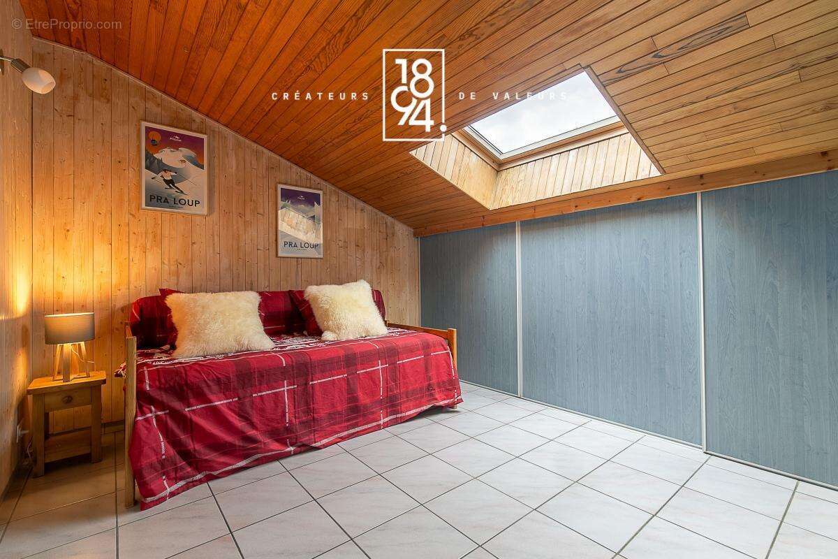 2 Maison T7 à vendre Enchastrayes 04 (04400)  128 m²  Terrasse, Garage, Carport, Jardin  - photo 19