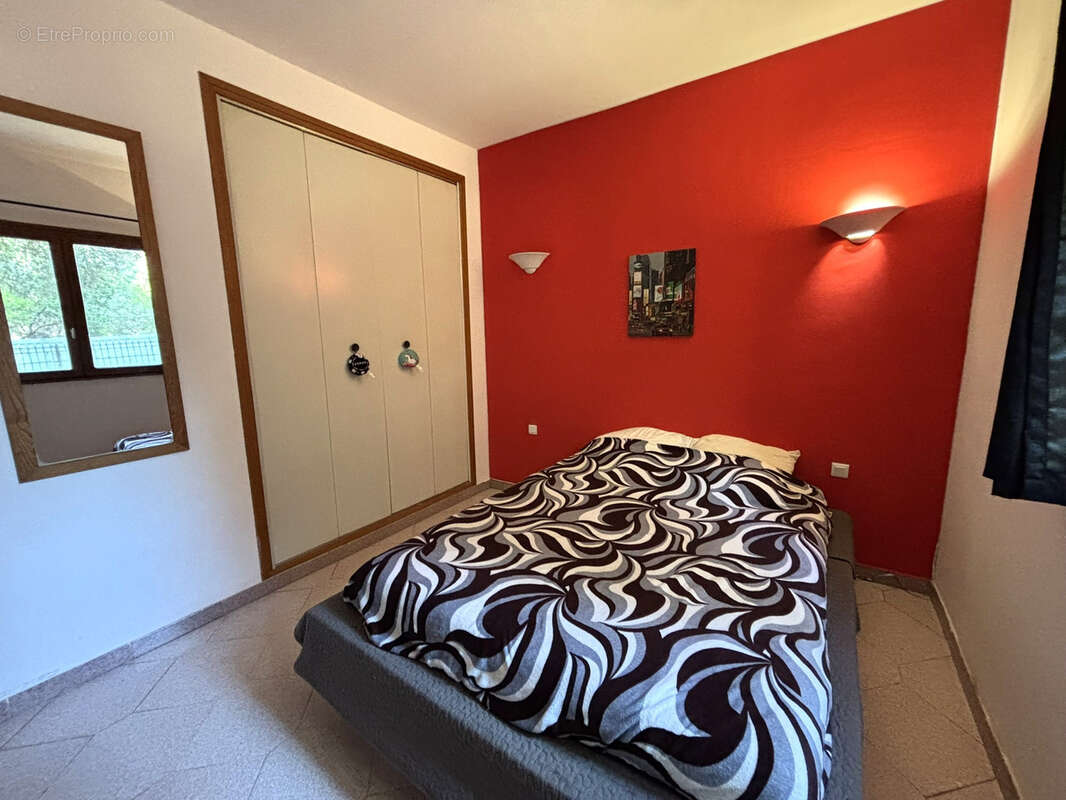 Villa avec plusieurs appartements située dans un quartier calme de Porto Vecchio. - photo 20