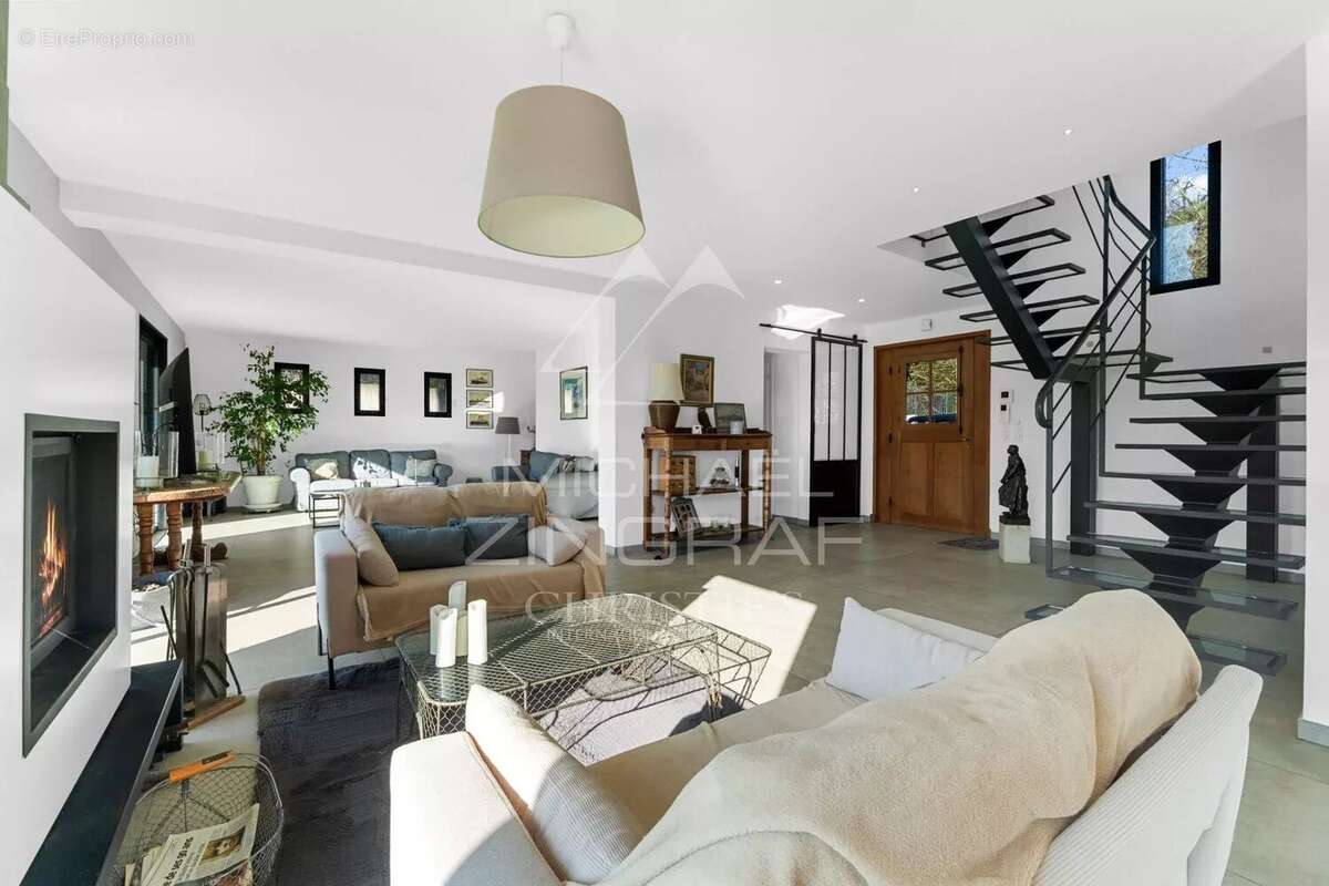 Maison à CHATEAUNEUF-GRASSE