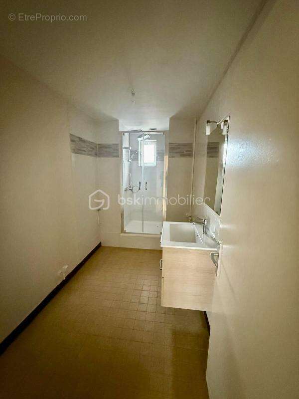 Appartement à COURS-LA-VILLE