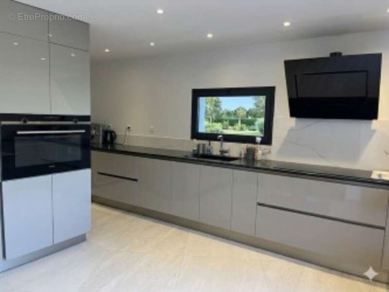 **Maison familiale de 205 m² sur 2 050 m² de terrain avec piscine, dépendance et cadre verdoyant** - photo 7