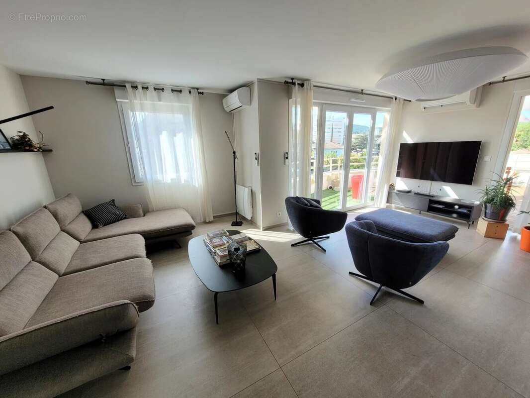 Appartement de standing en plein centre-ville - 5 pièces - 132.77 m² - photo 2