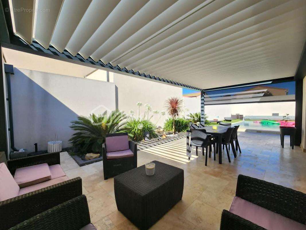 EXCLUSIVITÉ – Superbe villa de plain-pied avec 4 chambres, piscine maçonnée et boulodrome près de Pézenas (à Tourbes) - photo 3