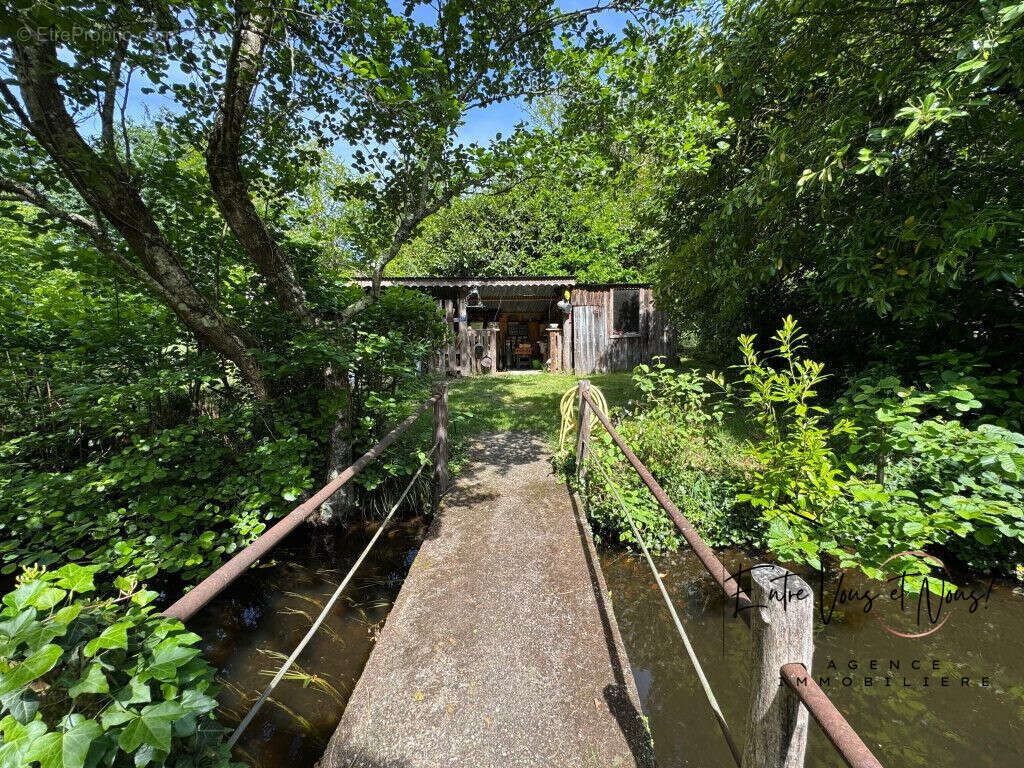 EXTÉRIEUR AVEC PETIT RUISSEAU - Maison à BAZAS
