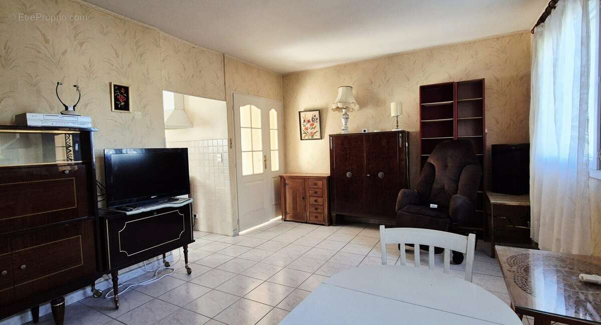 Maison à CEYRESTE