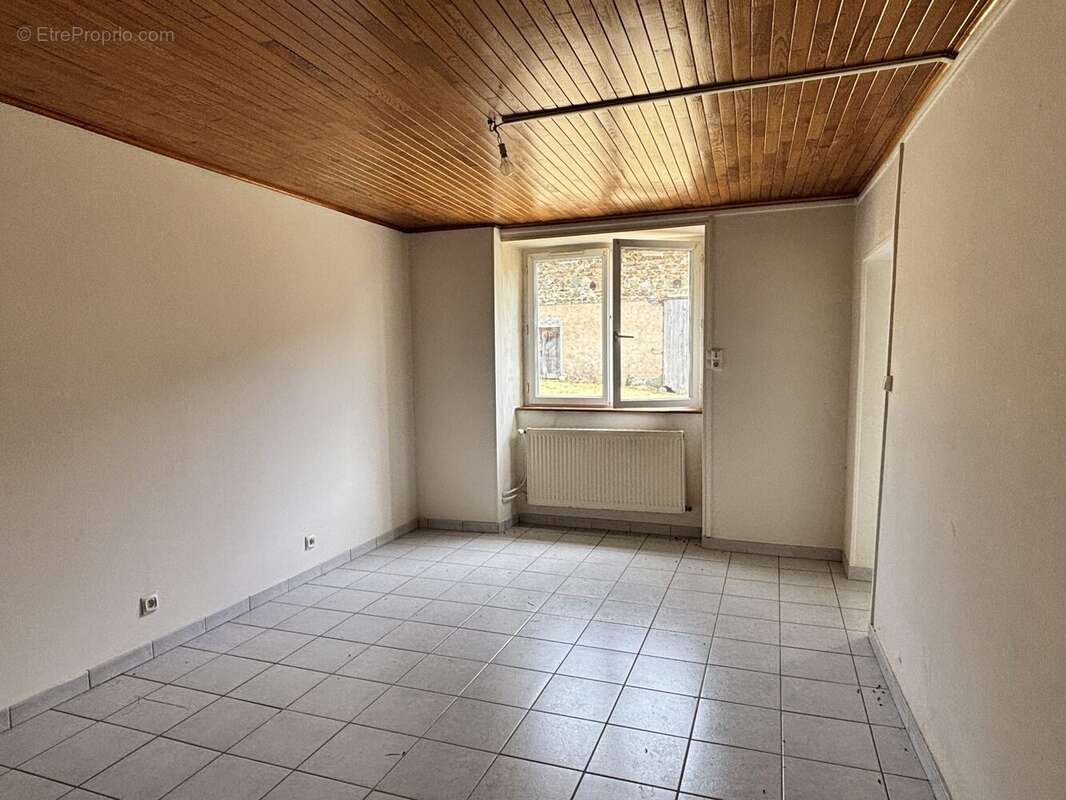 Maison 118 m² à Saint-Bonnet-Des-Bruyeres  - photo 9