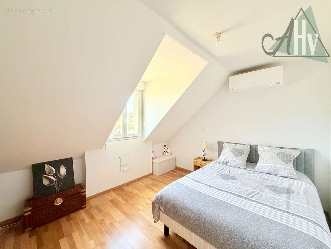 Maison - 7 pièces - avec jardin et garages - Villiers-Saint-Georges - photo 10