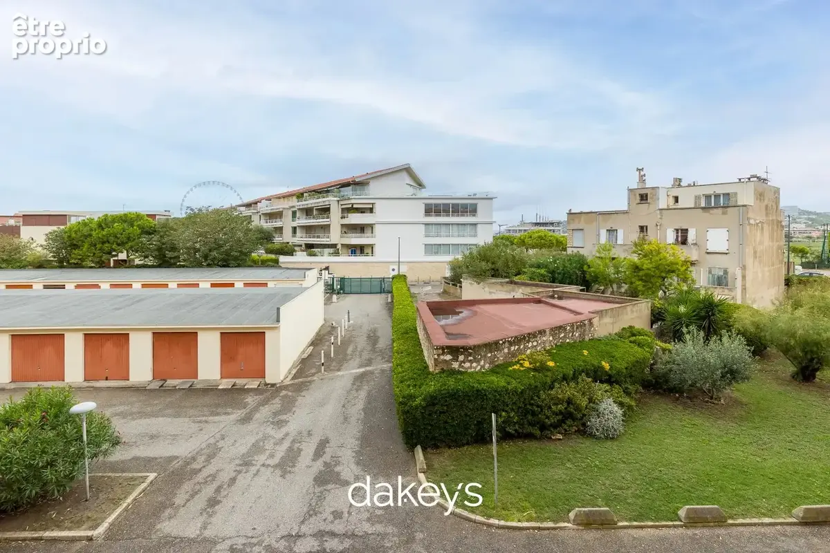 A Vendre Marseille 13008 La Plage T3 au calme 62m avec Loggia proche mer - photo 2