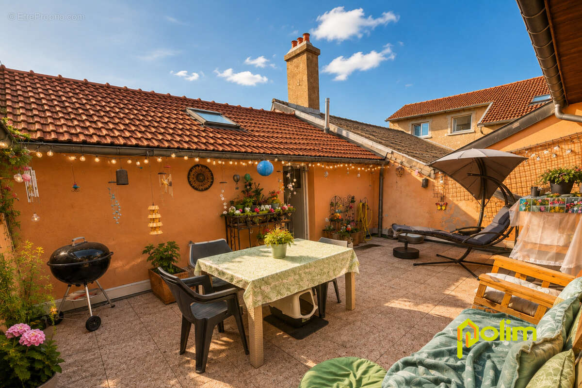 Ensemble immobilier avec appartement loué et vaste dépôt - photo 2