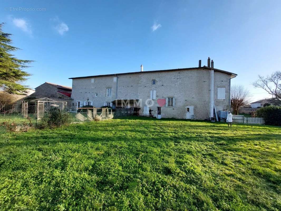 Maison à SAINTE-NEOMAYE