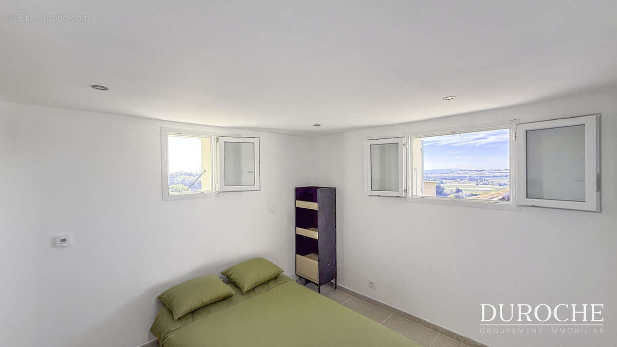 Séguret, Maison restaurée avec vue exceptionnelle   109 m2, piscine, garage et atelier - photo 16