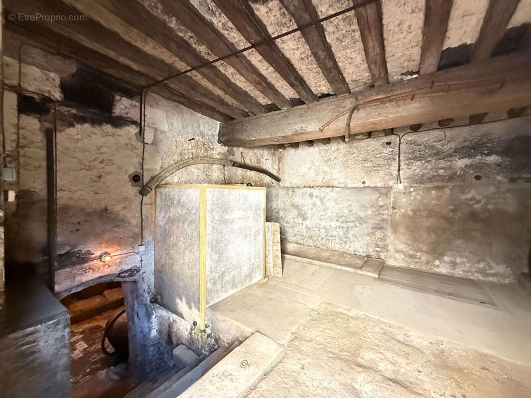 Saint-Satur (18300), Maison ancienne de 1729 avec dépendances - Terrain de 275 m². - photo 12