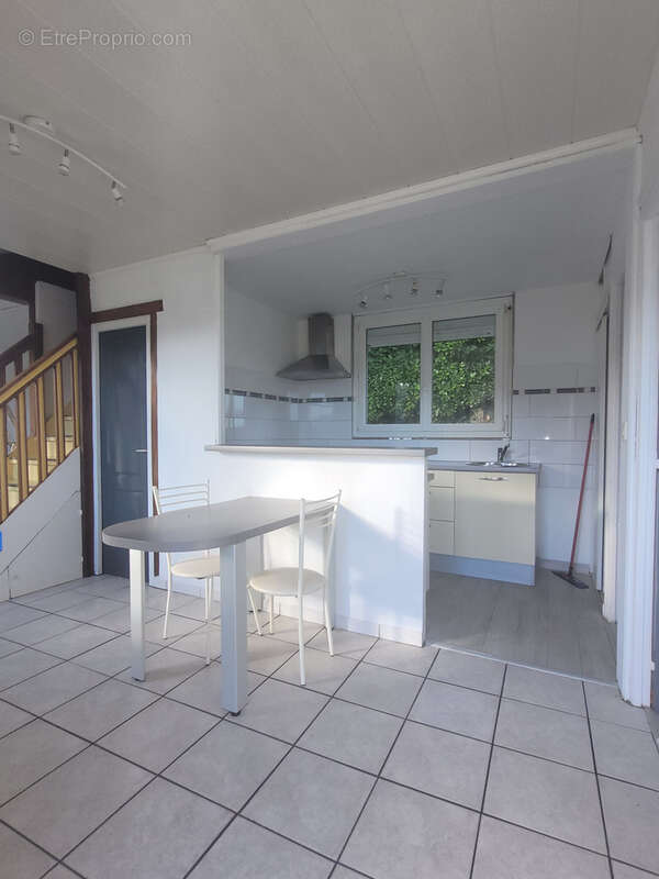 Vue panoramique , maison ensoleillée avec beau terrain - photo 2