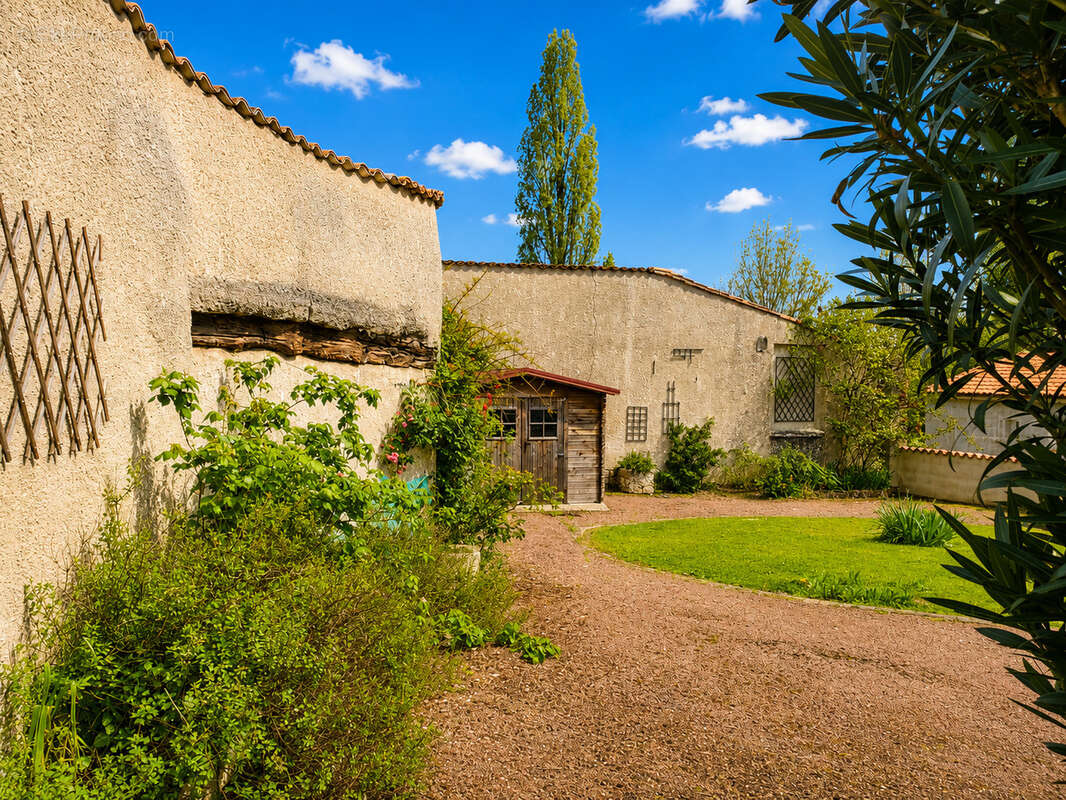 Maison de village à vendre à Champniers – Le charme d'un bien si - photo 12