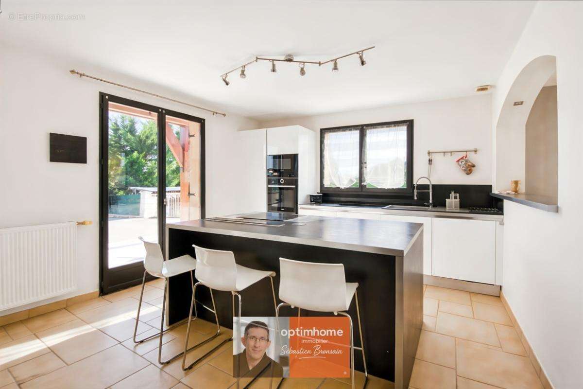 Dole – Grande maison familiale de 295 m² avec 7 chambres et jardin de 1 700 m² - photo 5