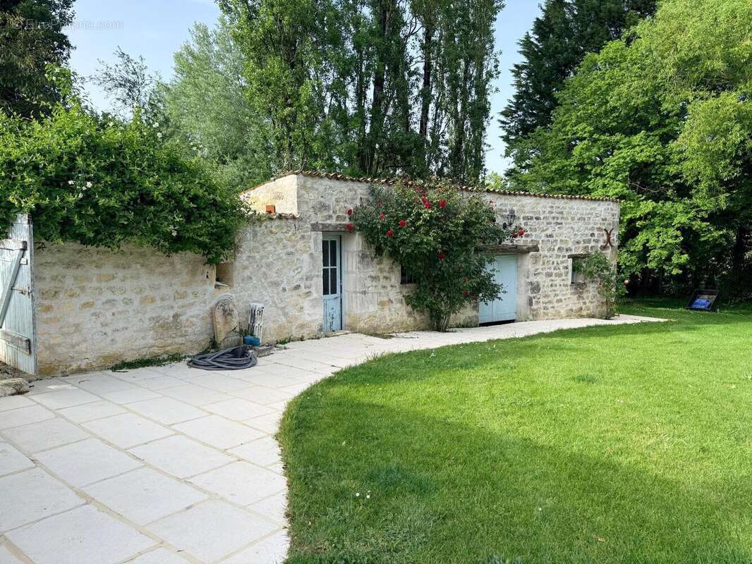 Maison 122 m² à Le Douhet  - photo 9