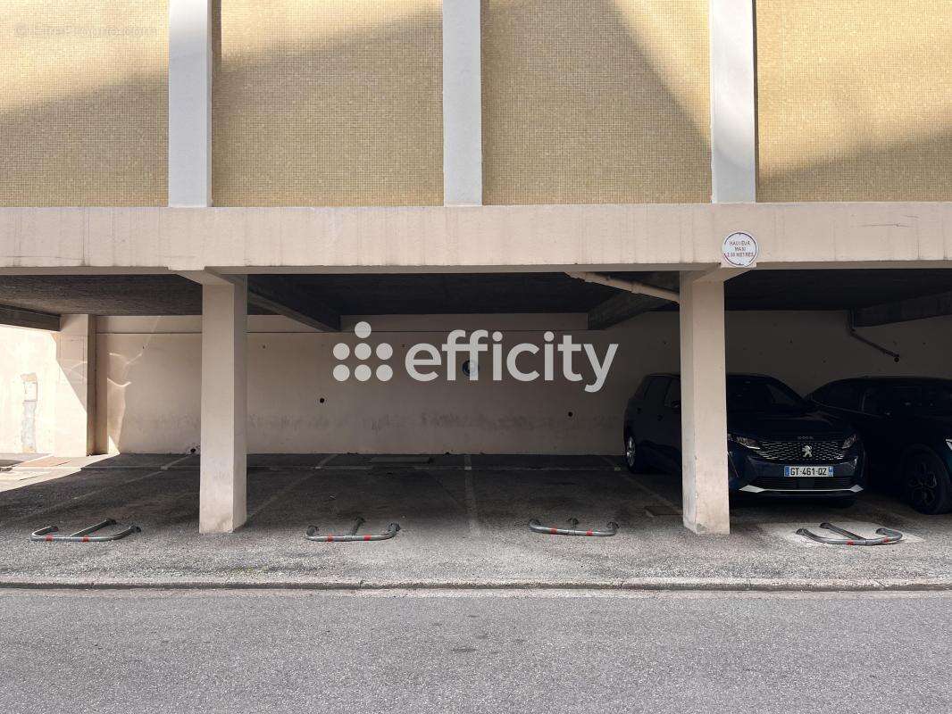 Parking à CALUIRE-ET-CUIRE