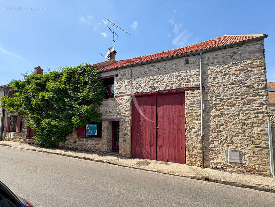 Ancien corps de ferme à Janville-sur-Juine avec grand garage et dépendance - photo 2