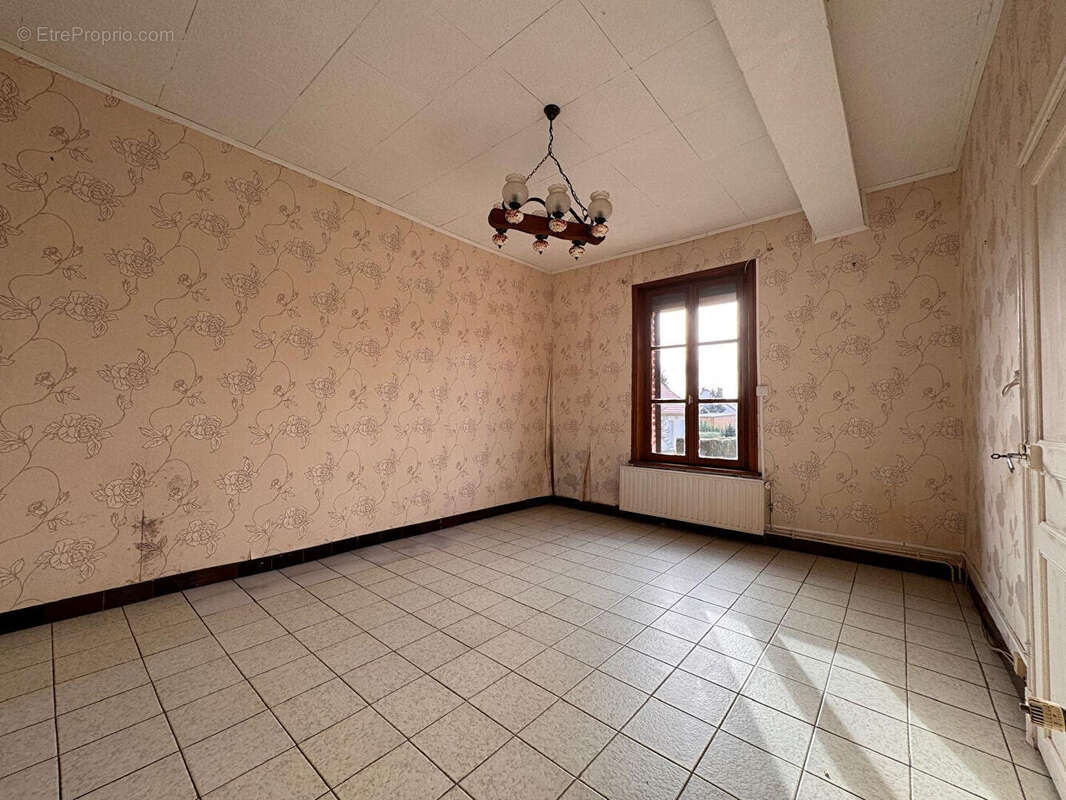 Maison à ESMERY-HALLON
