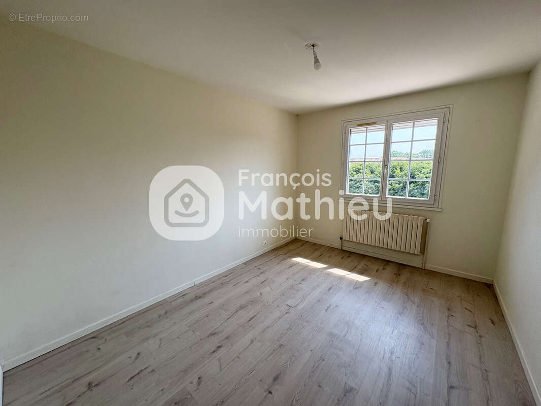 Ambérieux en Dombes : maison sus sous-sol 143m2 hab - 5 pièces + grand garage - 1 304m2 de terrain - photo 8