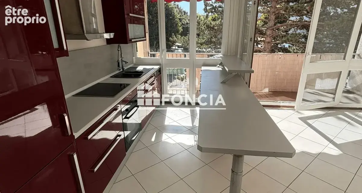 3 pièces au premier étage sans ascenseur avec grand balcon filant, parking extérieur et cave, dans résidence arborée, sécurisée - photo 3