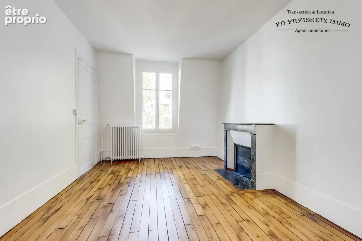 Chambre 2 / 5 avec Cheminée 