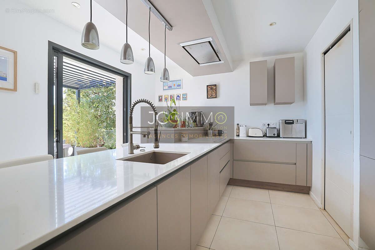 Villa contemporaine T5 de 150m2 habitables avec vue dominante, garage et piscine ! - photo 10