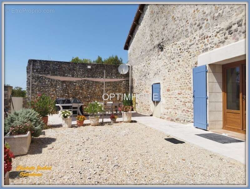 Maison à LA ROCHE-CHALAIS