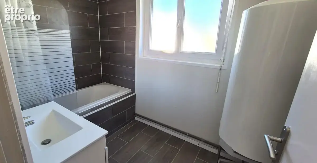 Belle Maison sur Sous-sol de 88 m² Rénovée avec Cours, Cave, Buanderie, Garage de 24 m² et un Terrain clos et entretenu de 329 m - photo 12
