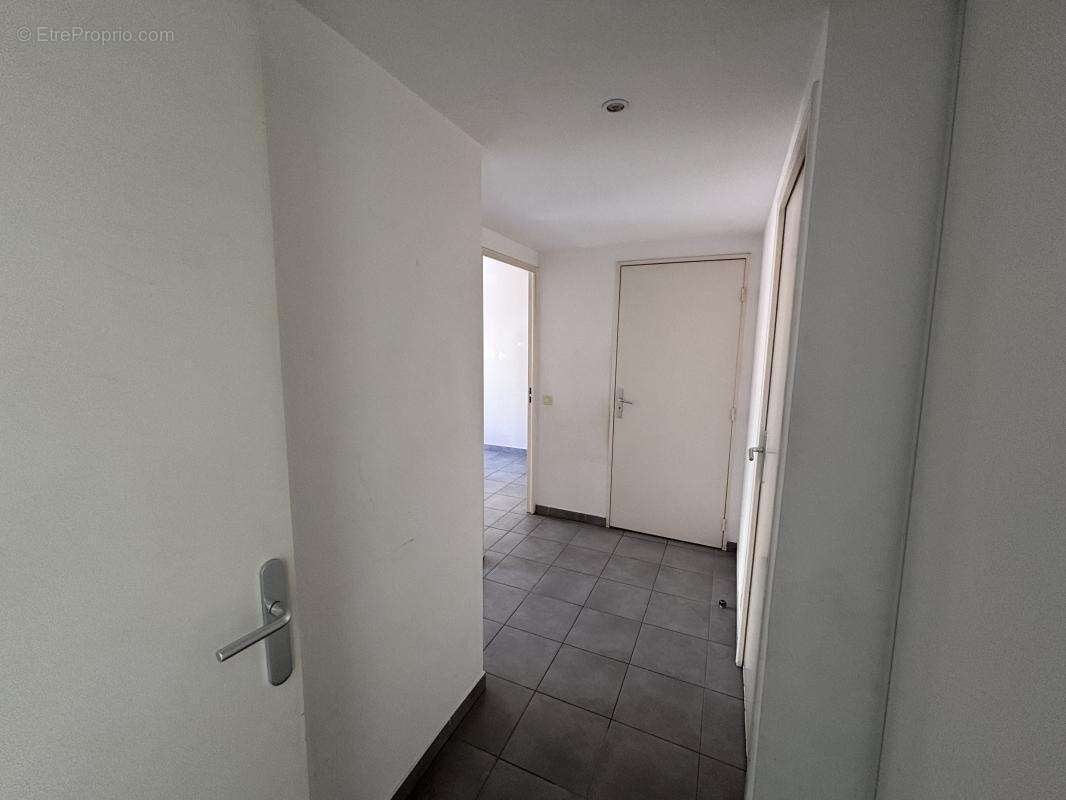À vendre 13002 T3 Terrasse 2 chambres - photo 8