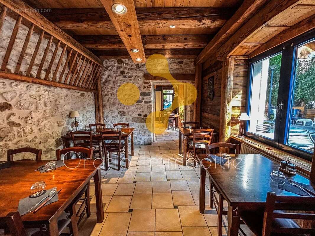 Commerce à CRUSEILLES