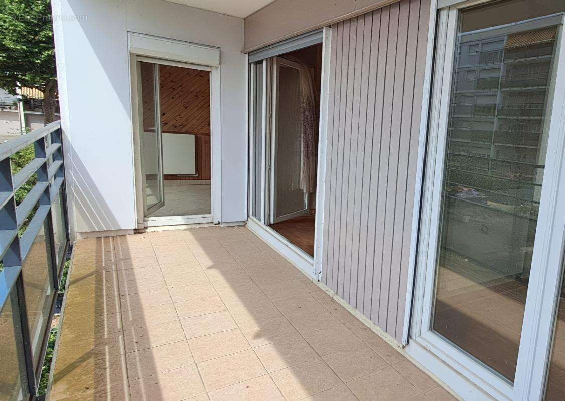PLAISIR (78) -  Vente appartement dans résidence prisée avec 2 chambres , balcon et place de parking  - photo 6