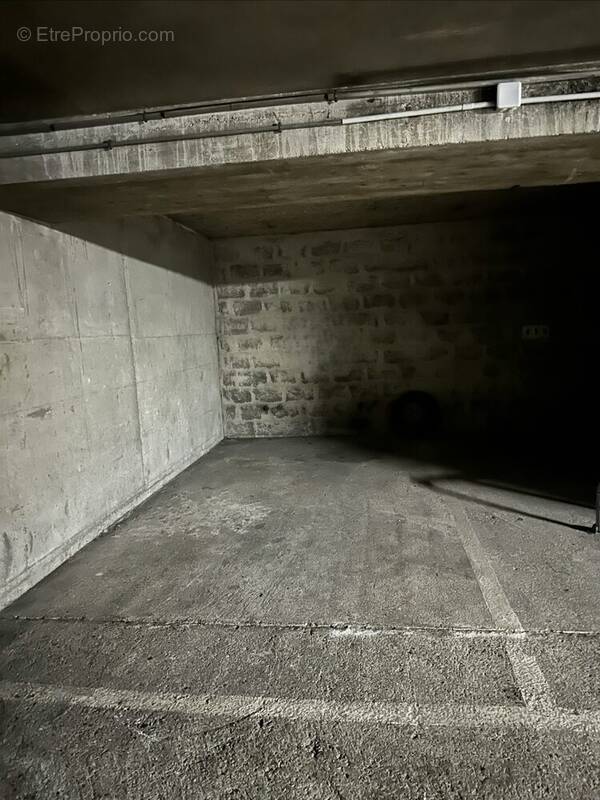 Parking à PARIS-16E