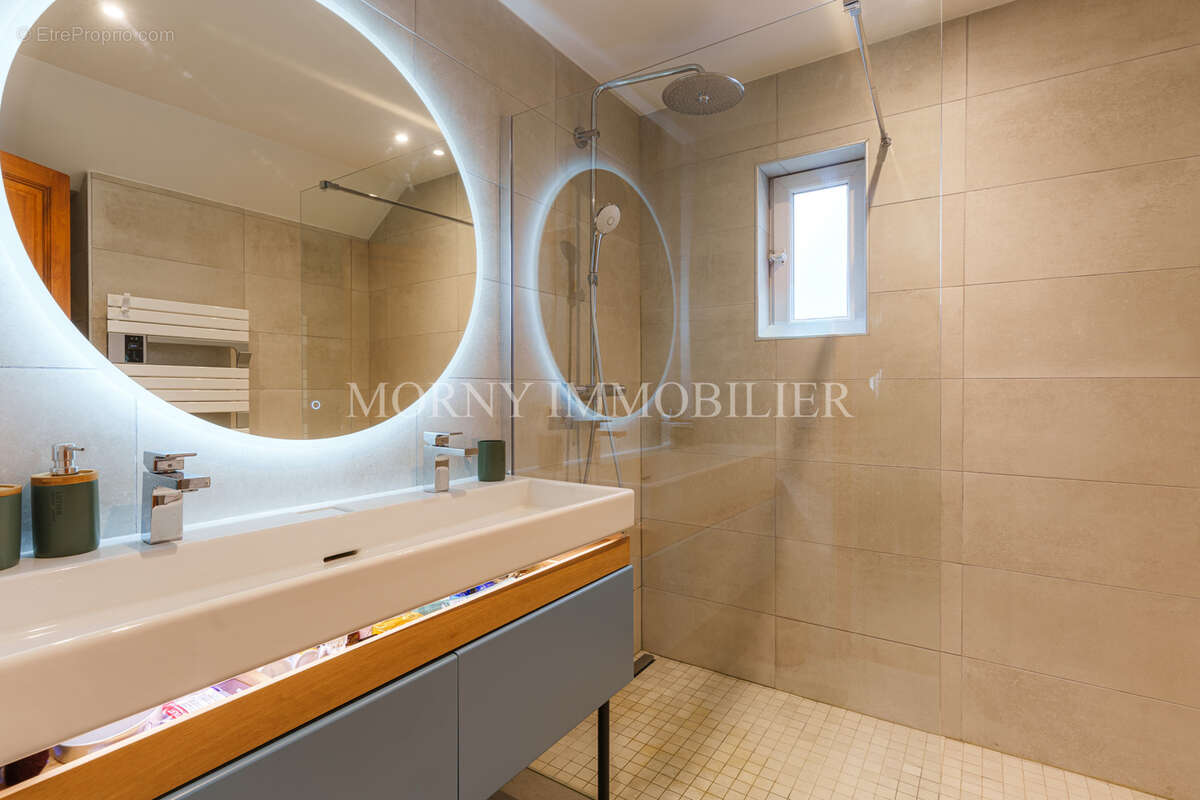 À vendre - maison de 550m2 avec piscine intérieure - garage - parking - photo 13