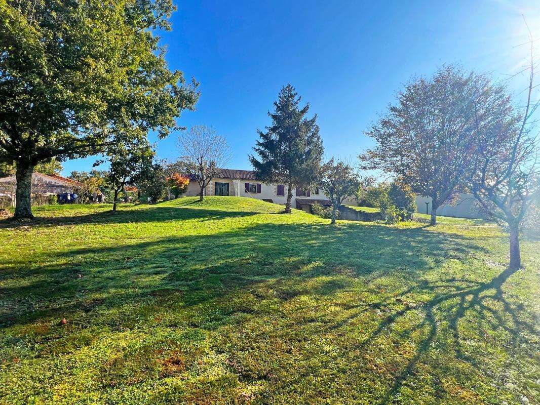 Maison à EGLISE-NEUVE-DE-VERGT