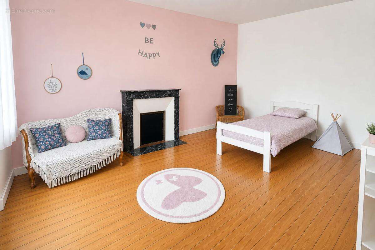 Maison 5 pièces avec dépendance et jardinet - photo 3