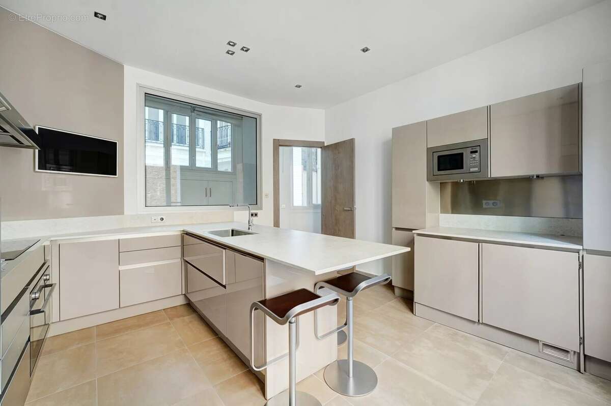 Appartement à PARIS-16E