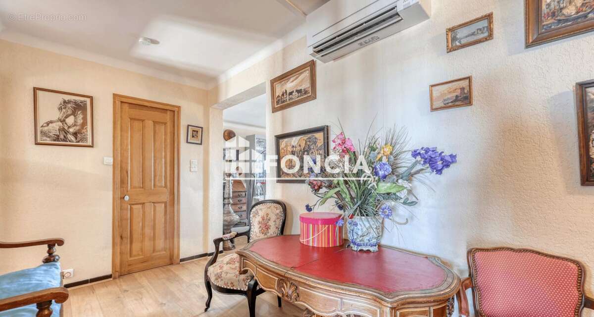 SALON-DE-PROVENCE : Appartement traversant de type 3 de 89 m2, en dernier étage avec ascenseur et avec garage - photo 2