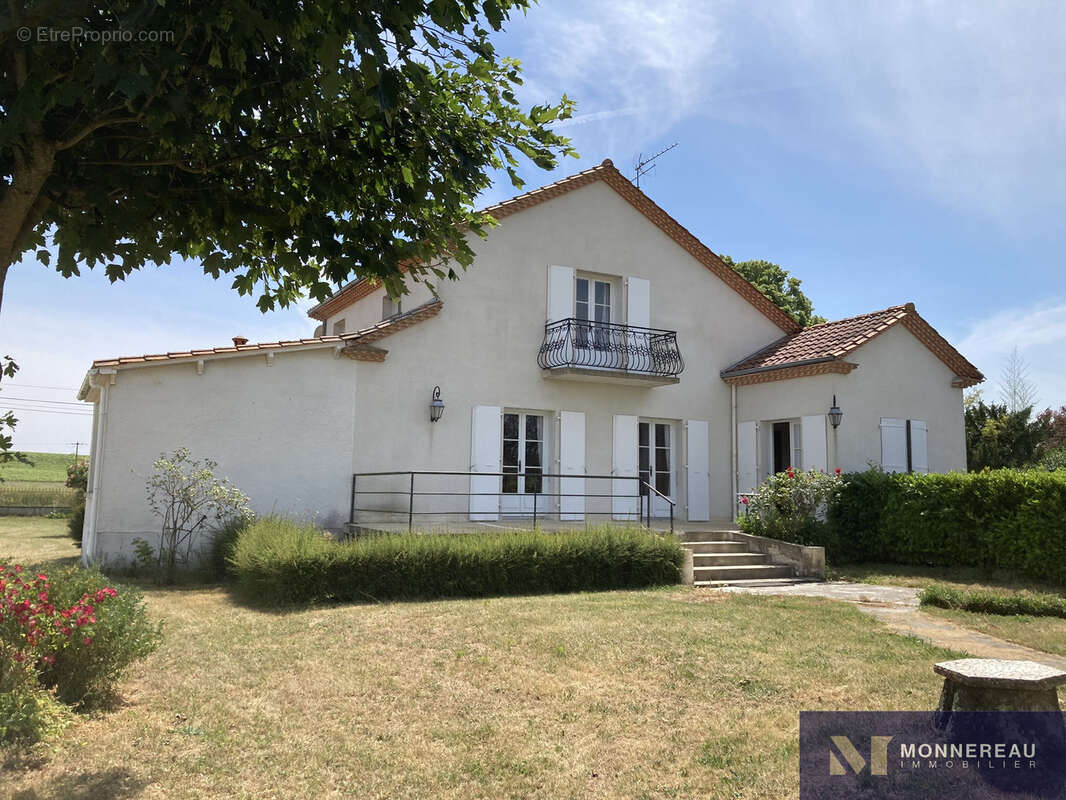 Maison à ROULLET-SAINT-ESTEPHE