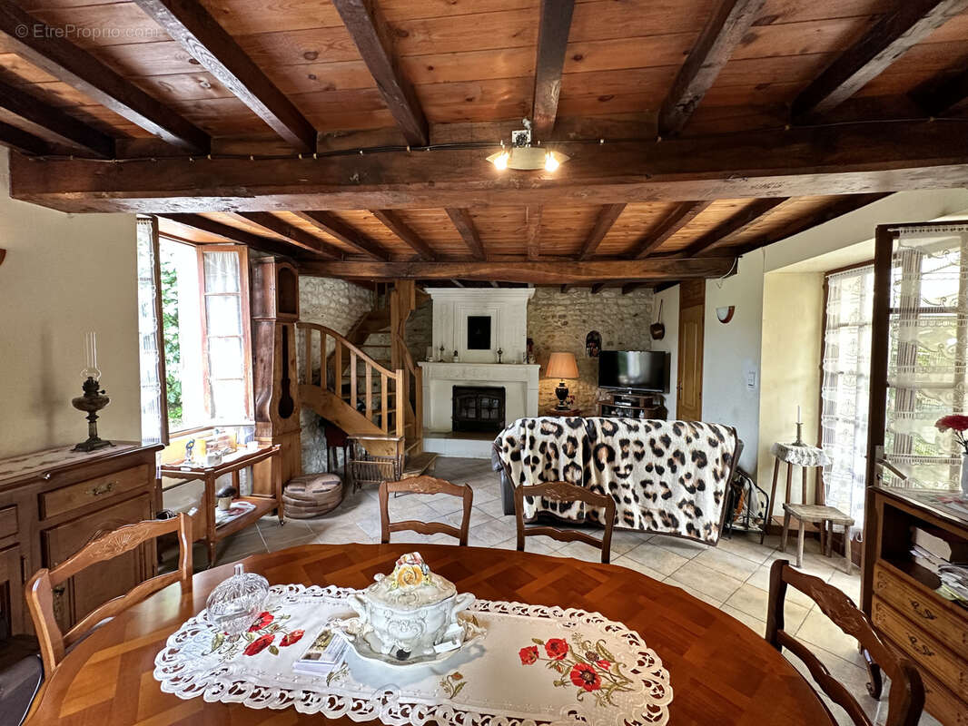 Maison à SAINT-ROMAIN-SUR-GIRONDE