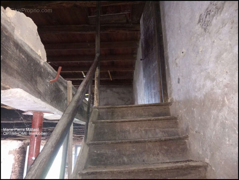 Charmante maison mitoyenne à rénover avec grange attenante – Laissez libre cours à vos projets ! - photo 12