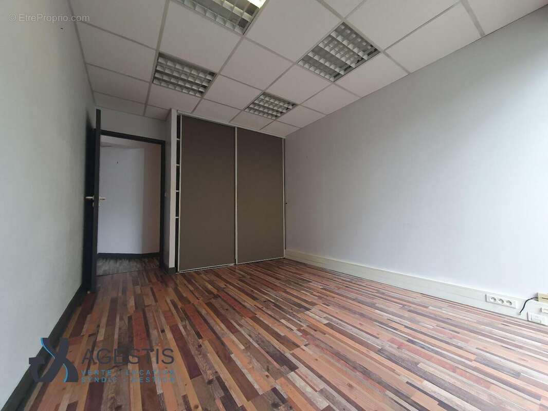   - Commerce à CASTRES