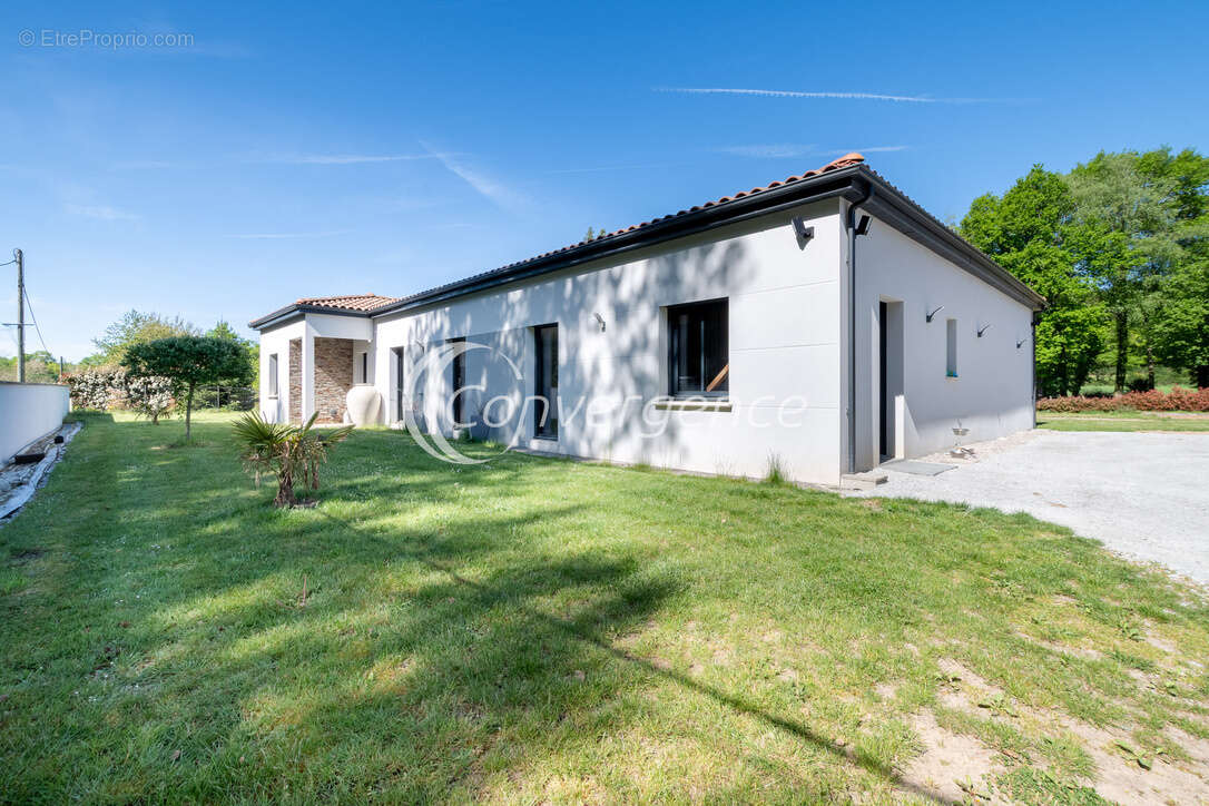 Maison à BONNAC-LA-COTE