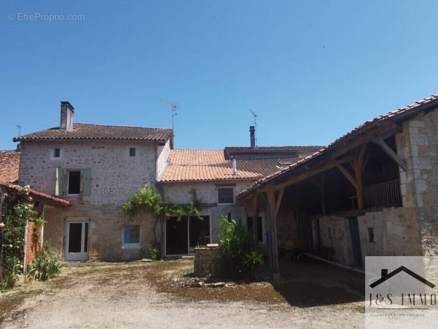 Maison à CHASSENEUIL-SUR-BONNIEURE