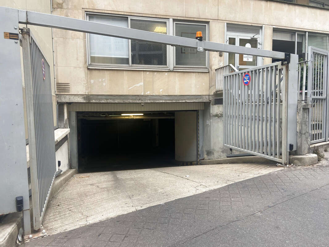 Parking à PARIS-15E