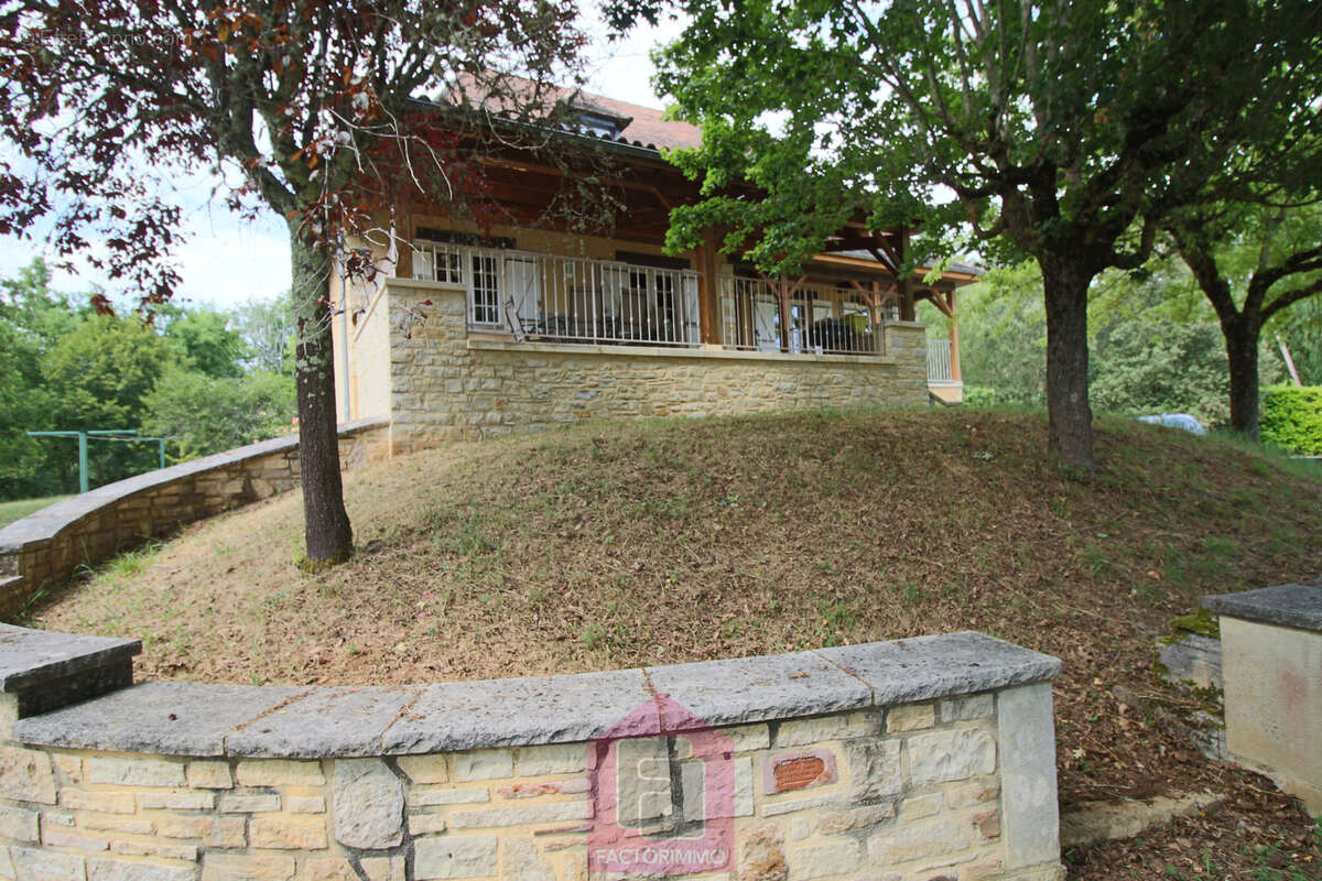 Maison familiale aux abords de Prayssac   Grand terrain et beau potentiel à exploiter ! - photo 6