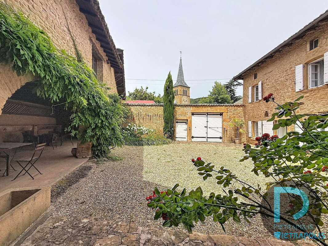 Maison 320 m² à Ville-Sur-Jarnioux  - photo 8