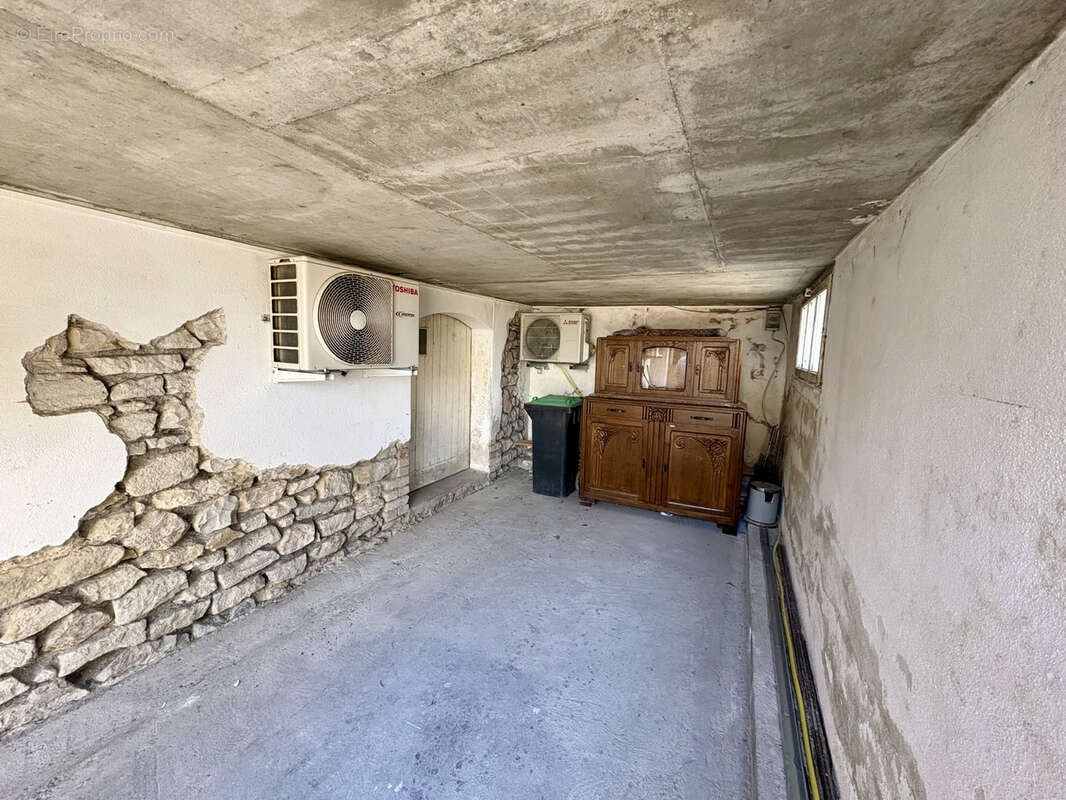 Maison à SAINT-JEAN-DE-MARUEJOLS-ET-AVEJAN