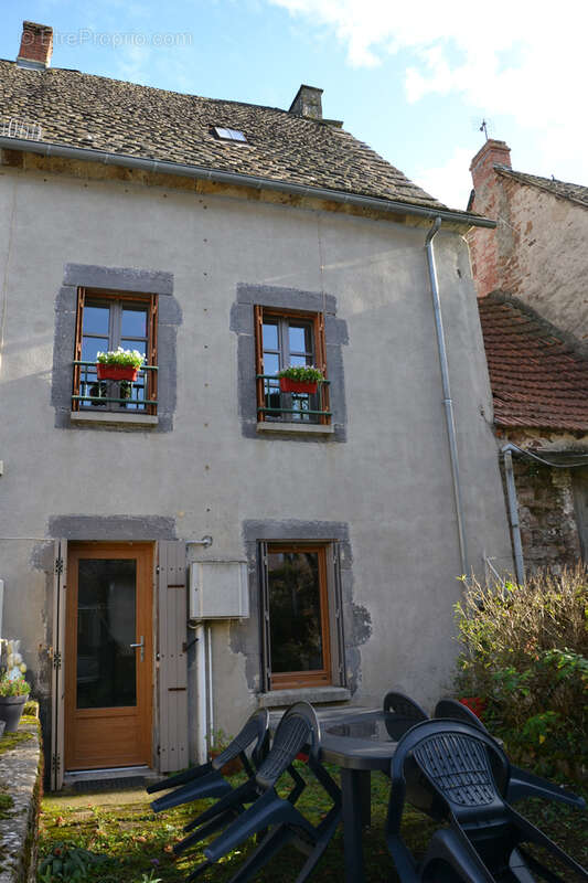 Maison à SAINT-SAUVES-D&#039;AUVERGNE